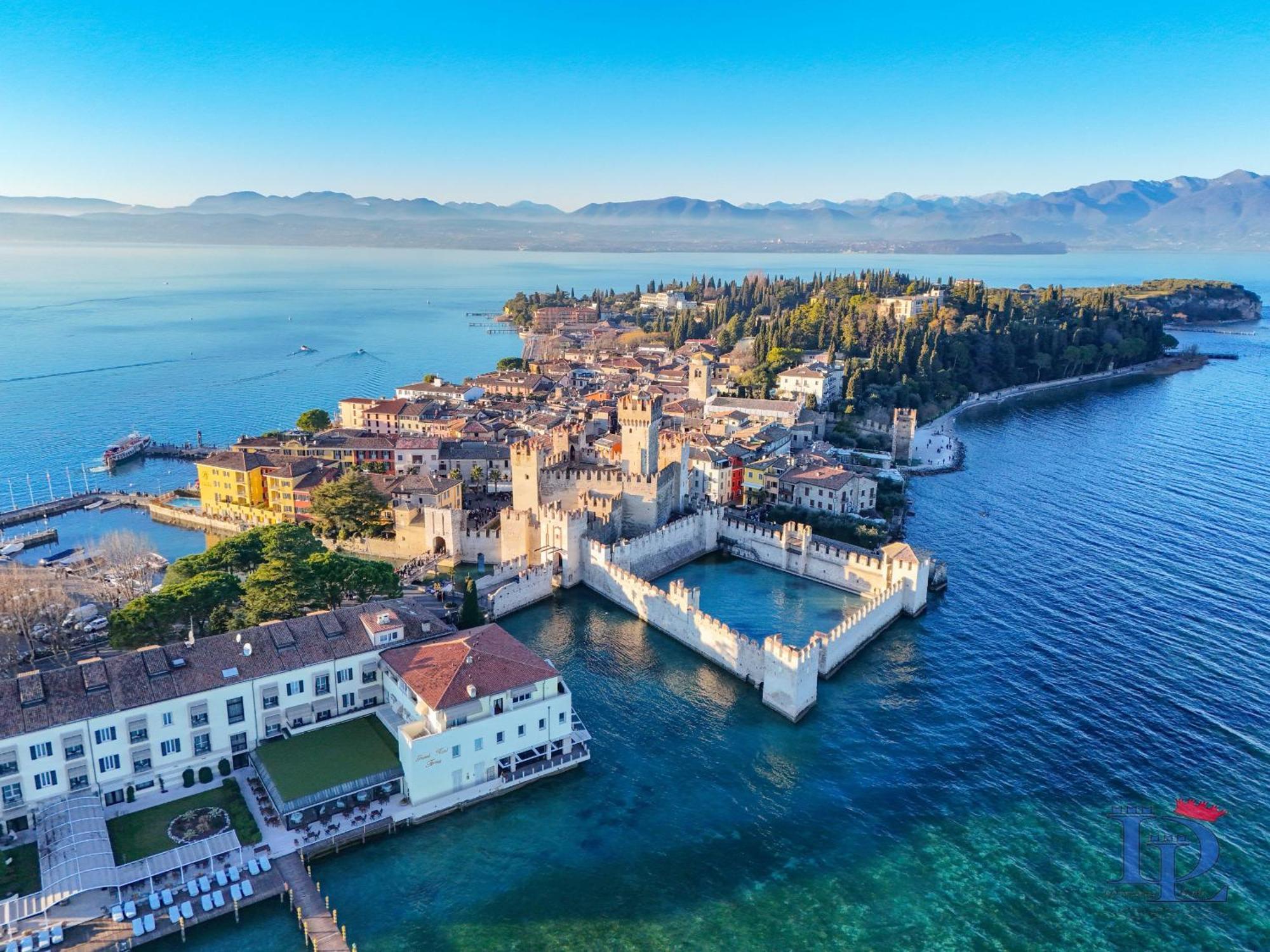 Desenzanoloft Official Partner Marriott Homes & Villas - Eden Lake View And Privat Beach Renovated In 2025 Sirmione Kültér fotó